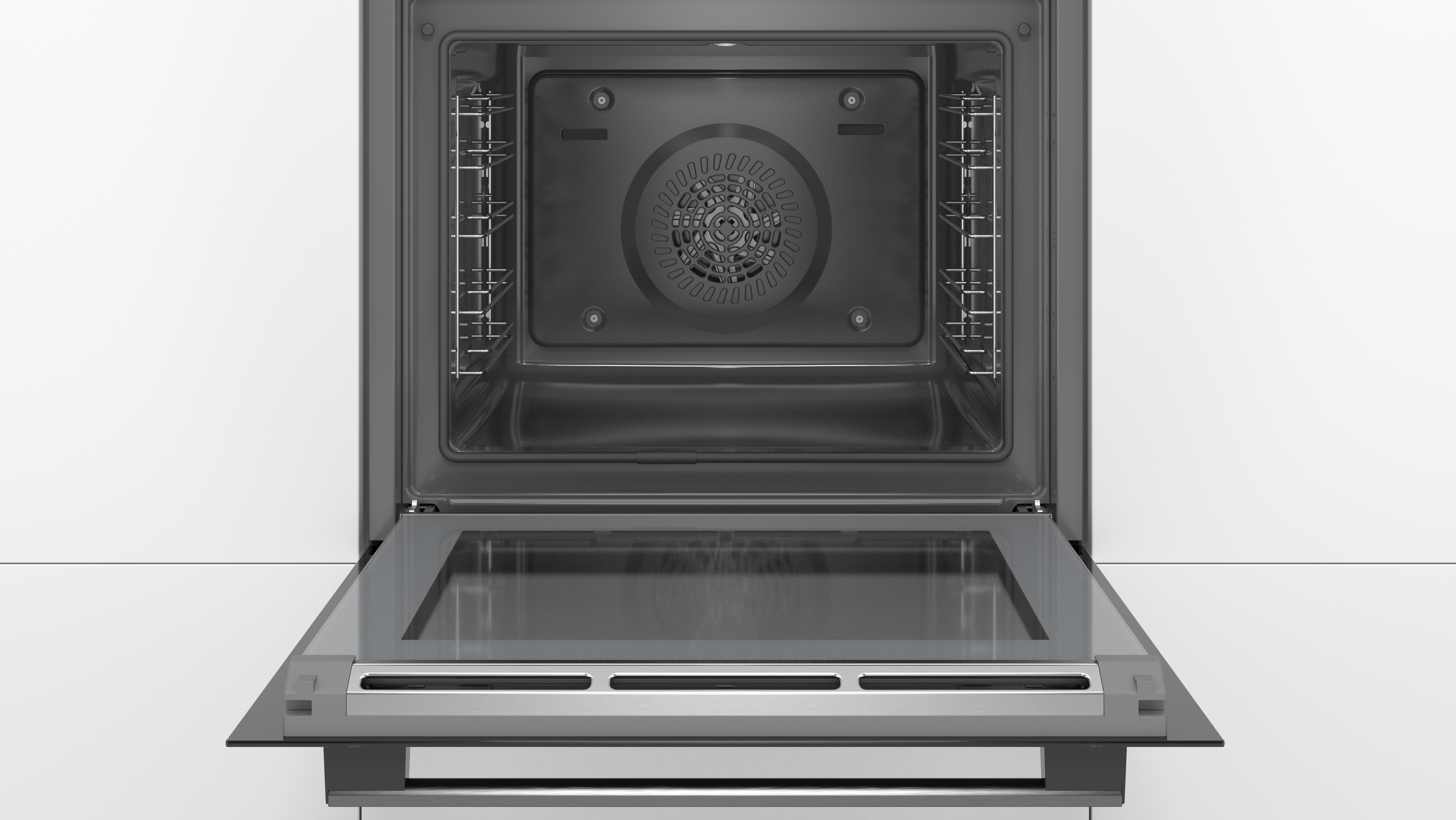 Ein Backofen mit geöffneter Tür, der Innenraum wird gezeigt. Metallgitter und ein Ventilator sind sichtbar.