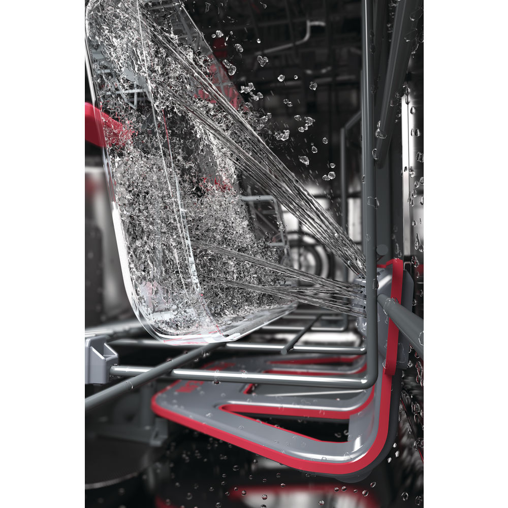 Der Innenraum einer Spülmaschine, in dem ein Glasbehälter mit Wasser besprüht wird.