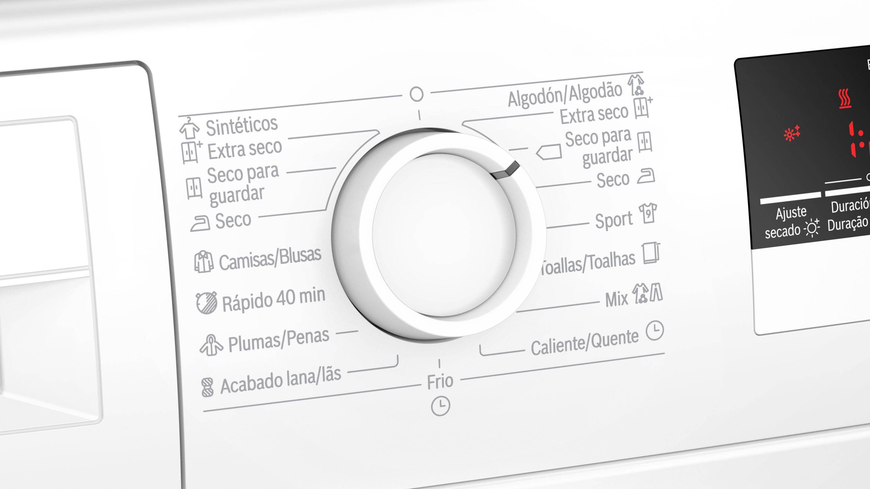 Primer plano del panel de control de una lavadora blanca, con un dial y etiquetas de texto.