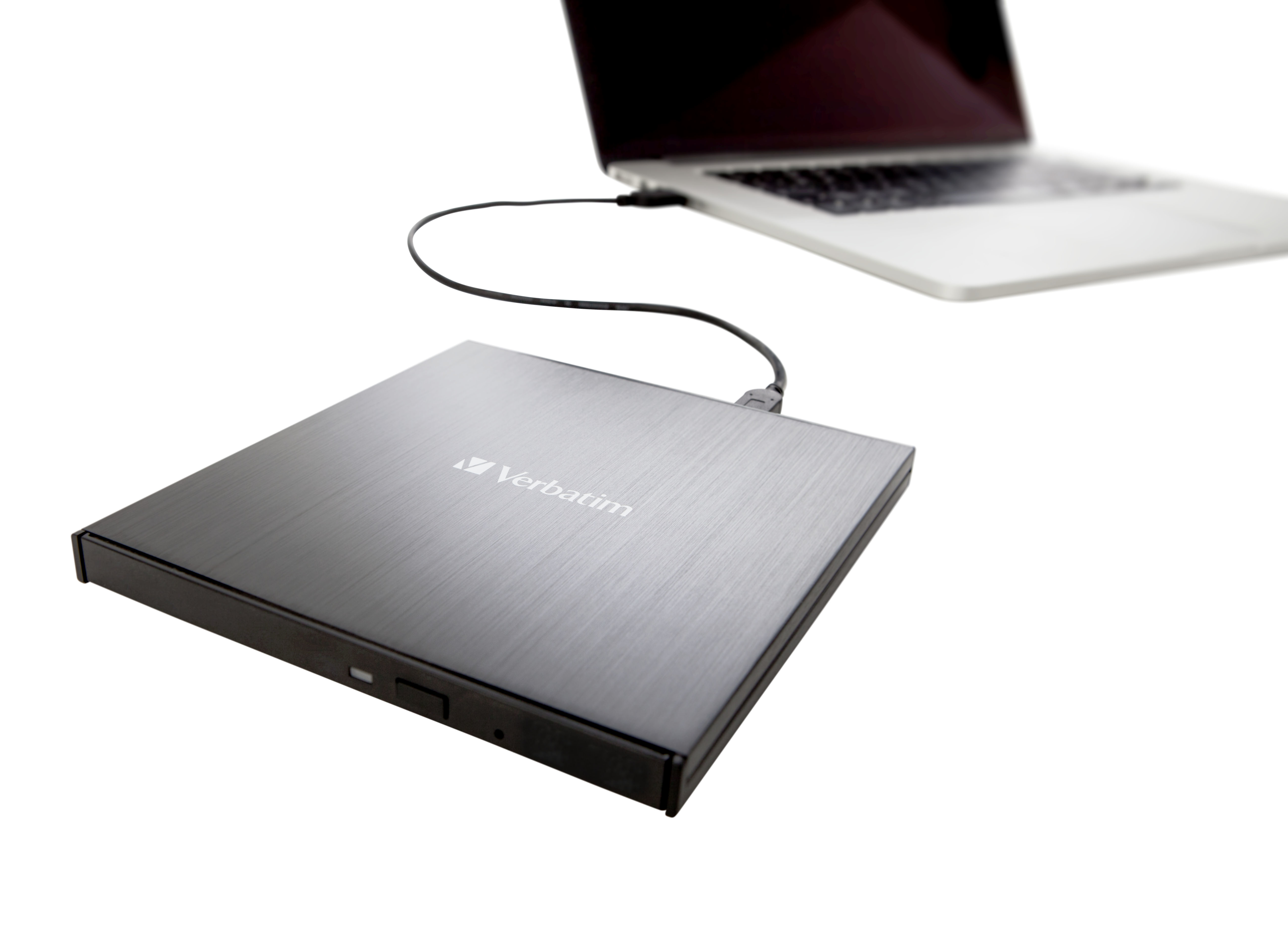 Tragbarer DVD-Player, der an einen Laptop angeschlossen ist.