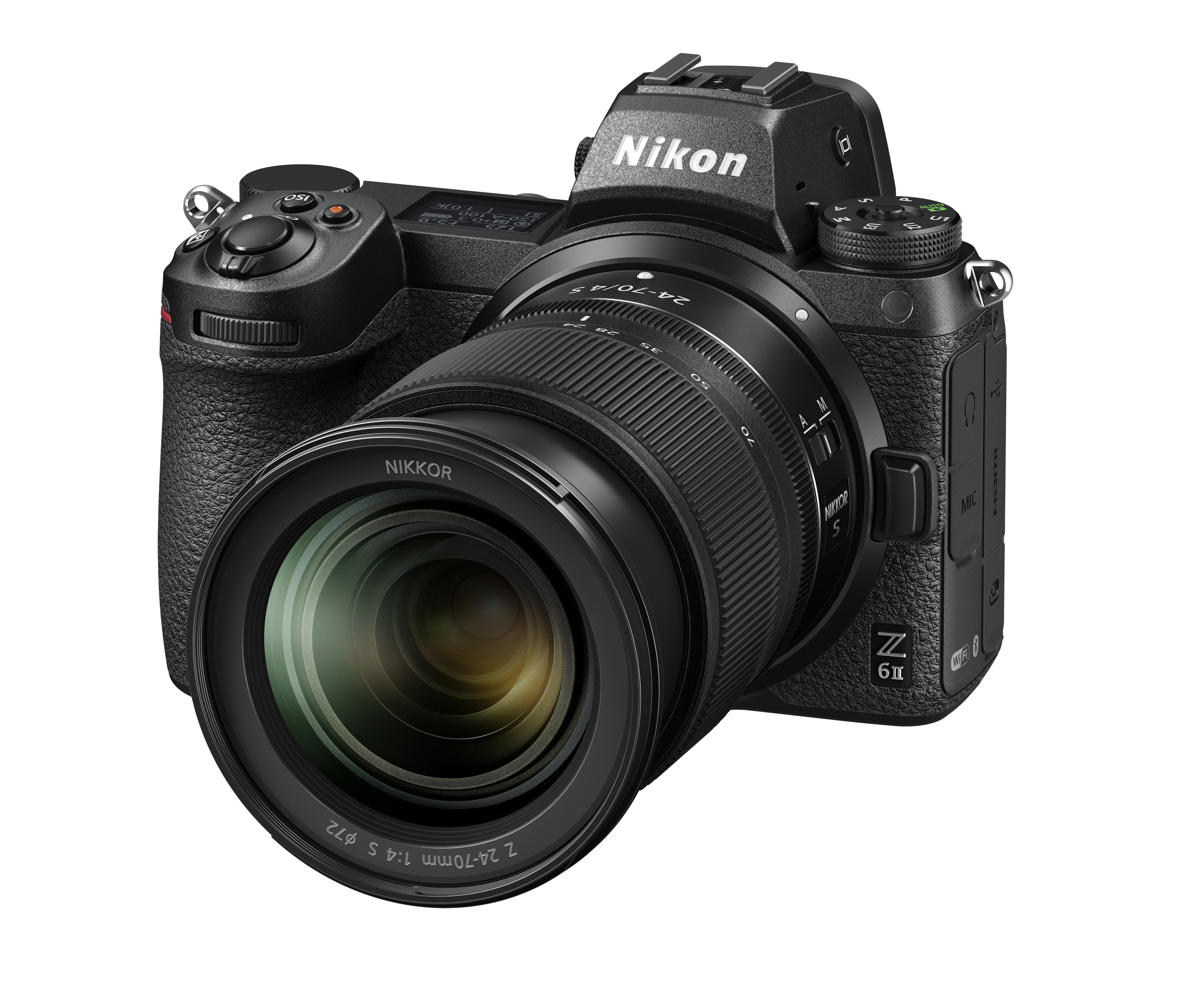 Nikon Z 6II Kamera mit angesetztem Objektiv. Schwarzer Body, Objektiv und Sucher sind auf einer weißen Oberfläche sichtbar.