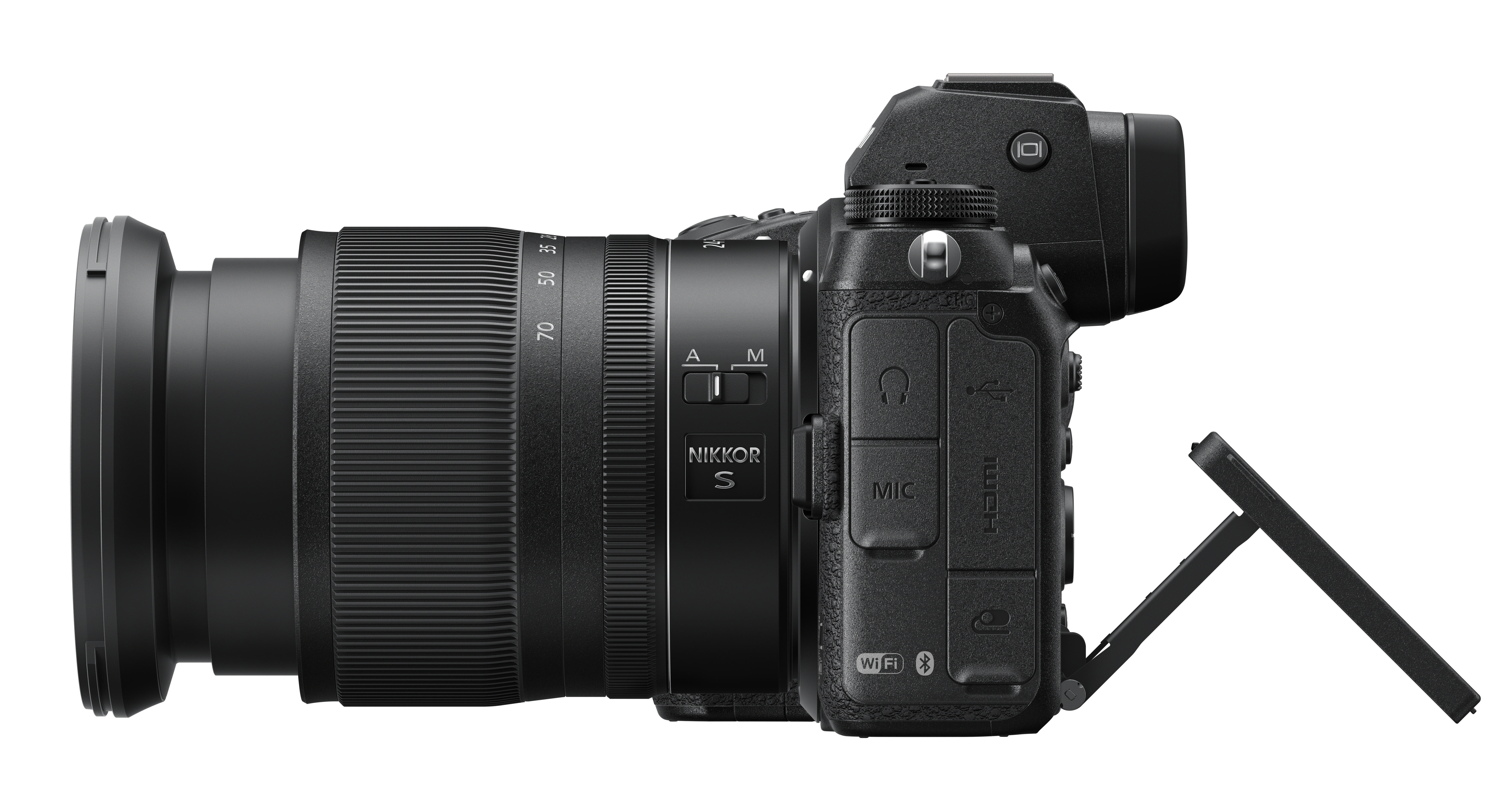 Eine schwarze Nikon-Kamera mit Objektiv, Seitenansicht, Bildschirm offen, auf weißem Hintergrund.