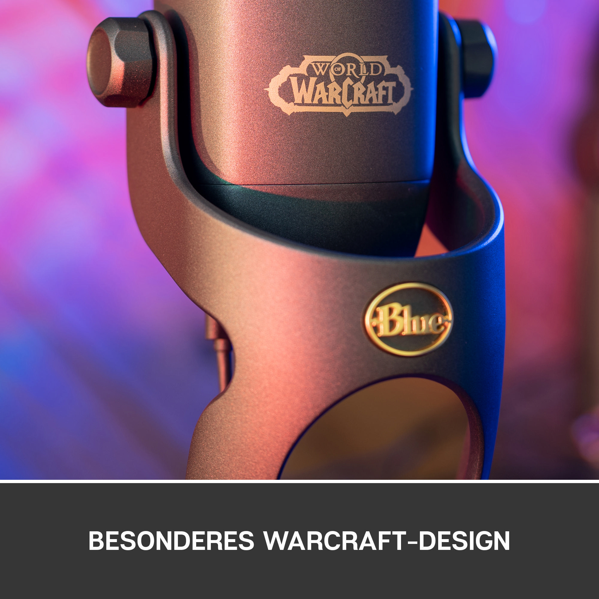 Ein dunkelblaues Mikrofon mit WoW-Logo und Blue-Logo ist zu sehen.