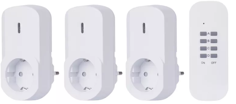 Három fehér elektromos aljzatadapter és egy fehér távirányító gombokkal.