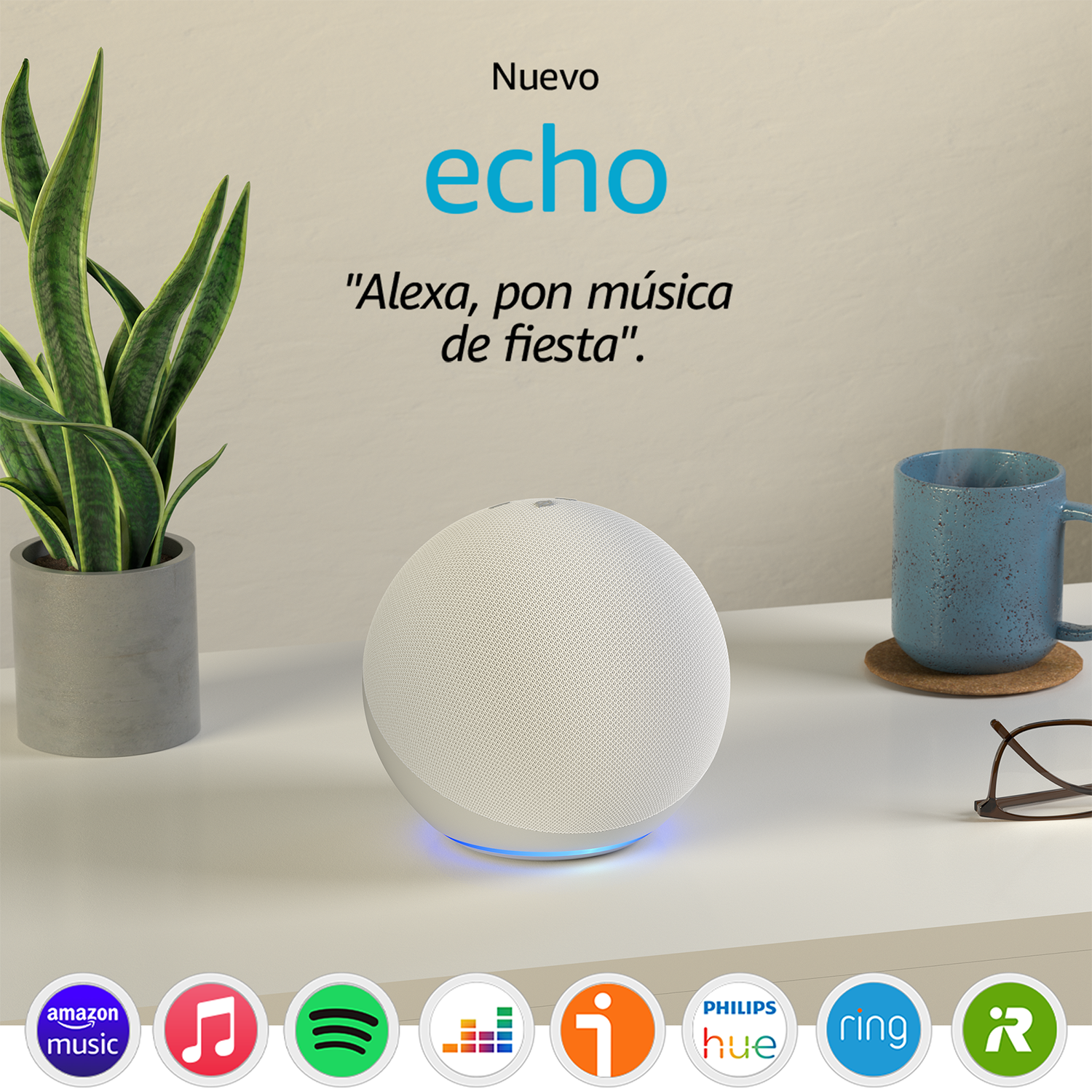 Altavoz Echo Dot blanco sobre una superficie blanca. Texto: Nuevo Echo. Alexa, pon música de fiesta. Varios logotipos de aplicaciones musicales visibles.