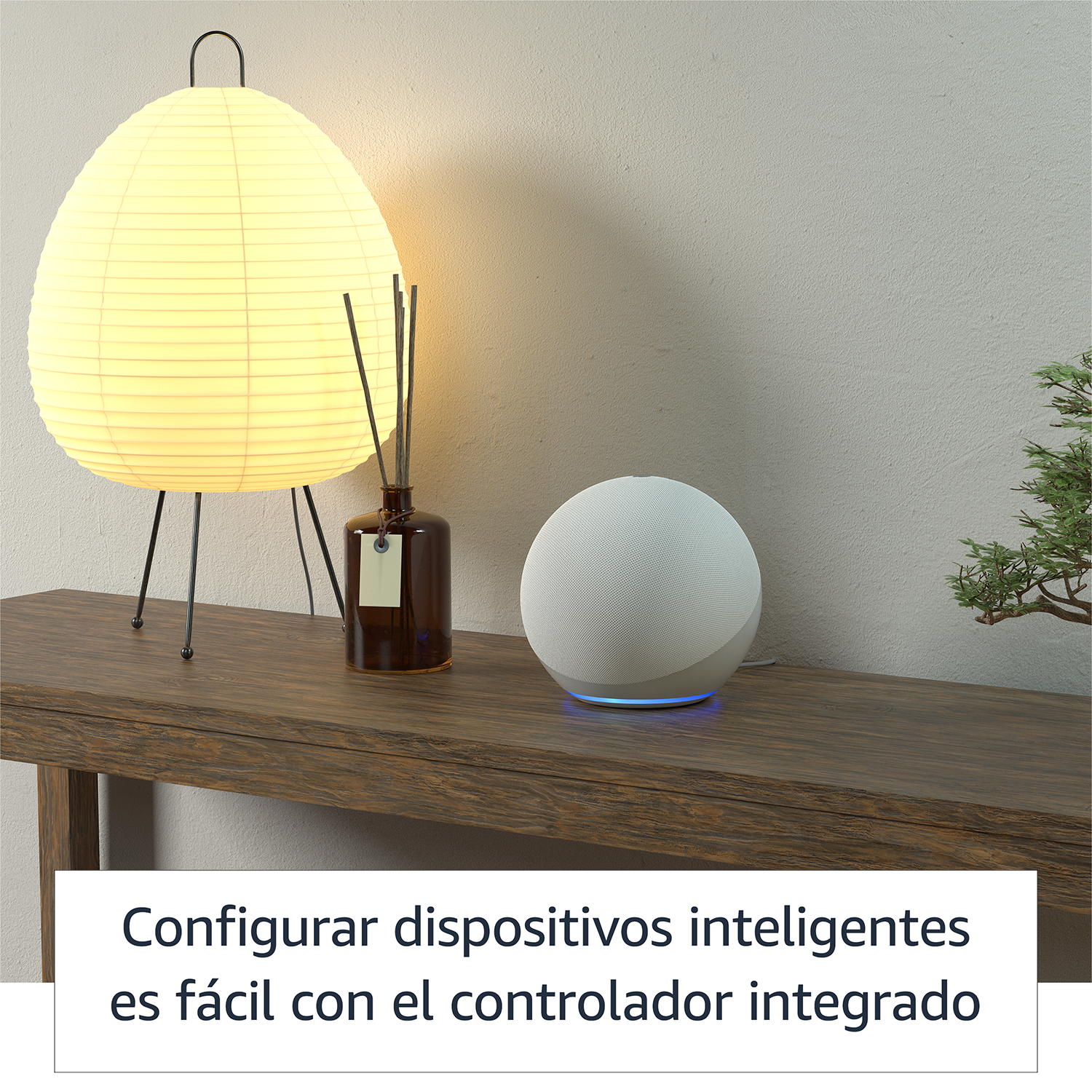 Escena de salón moderno con altavoz inteligente, lámpara y texto en español.