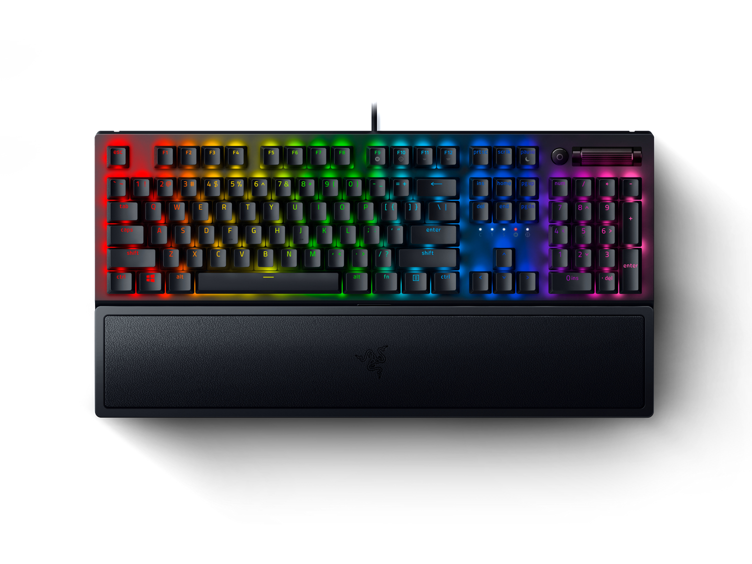 Schwarze Razer-Tastatur mit RGB-Beleuchtung. Mit Handgelenkauflage. Tasten leuchten in mehreren Farben. Weißer Hintergrund.