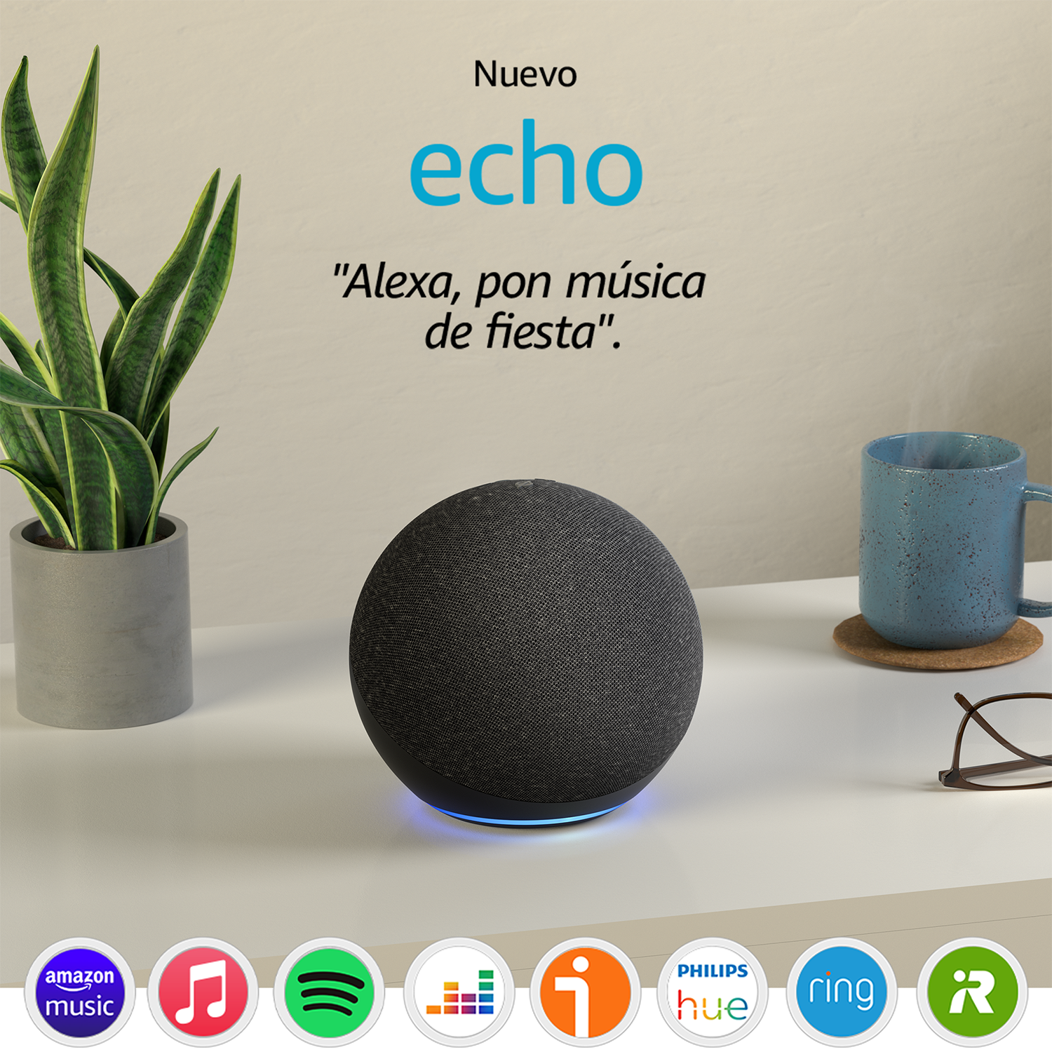Un altavoz Echo Dot negro con un anillo de luz azul, junto a una planta y una taza azul.
