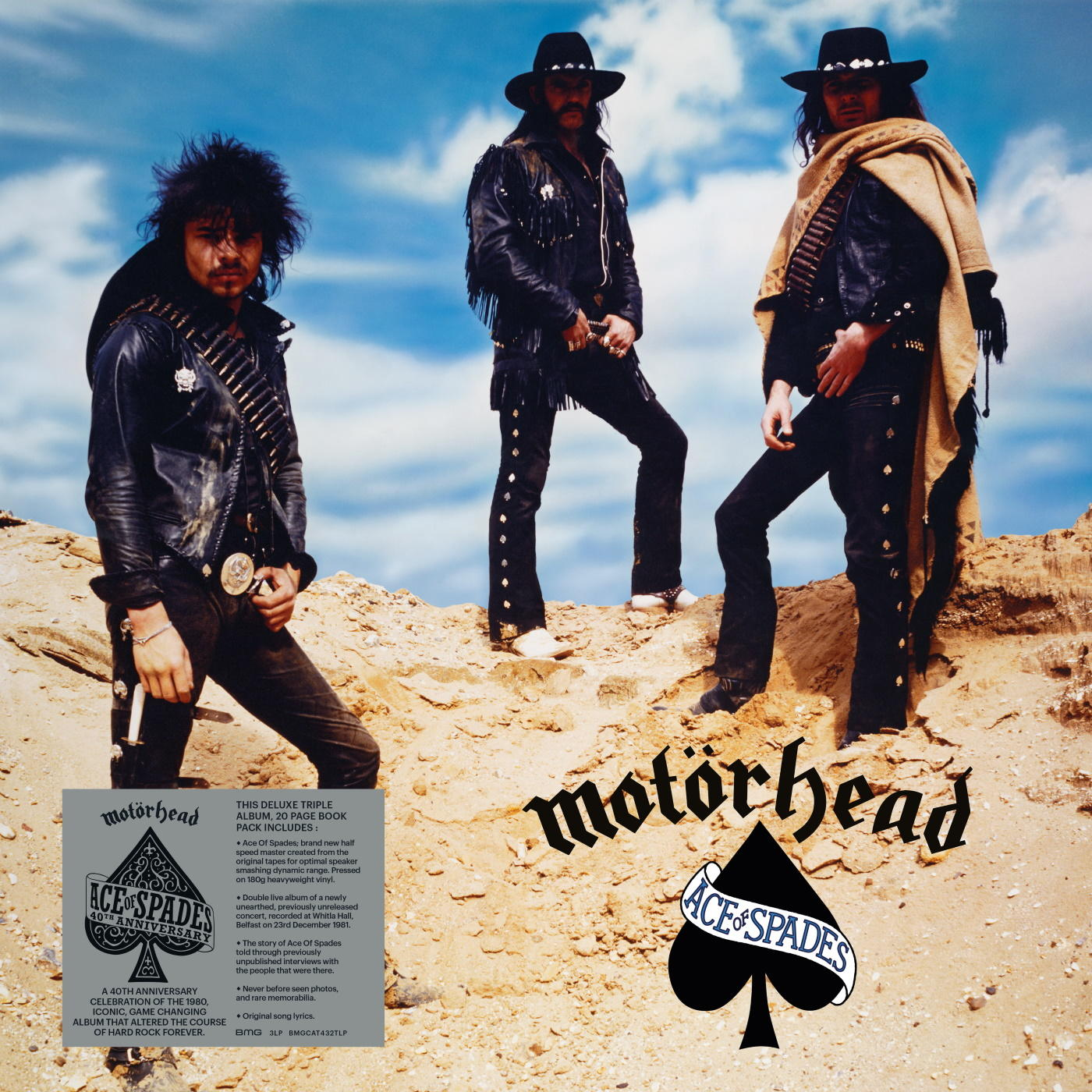 Drie mannen in leren outfits, band Motörhead, op een woestijnlandschap.