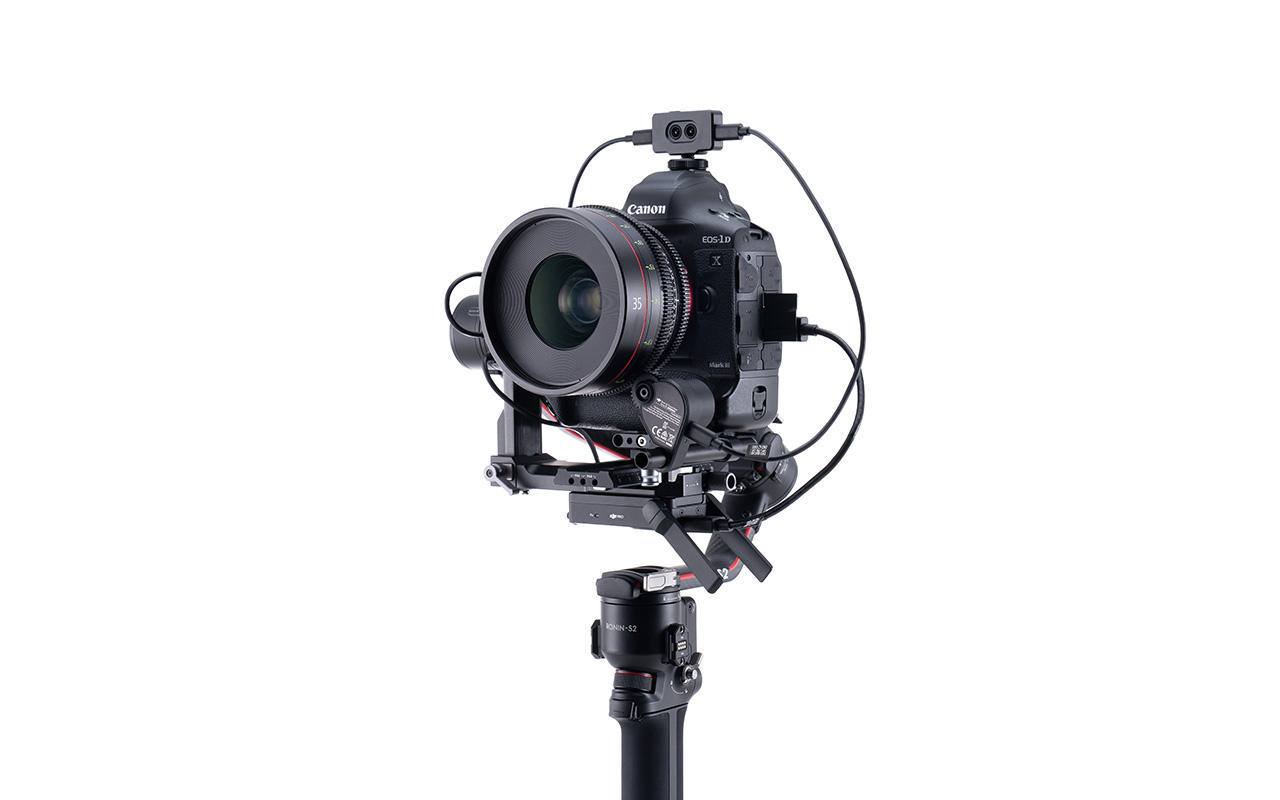 Professionelles Kamera-Setup auf einem Gimbal, mit Objektiv und Kabeln, auf weißem Hintergrund.