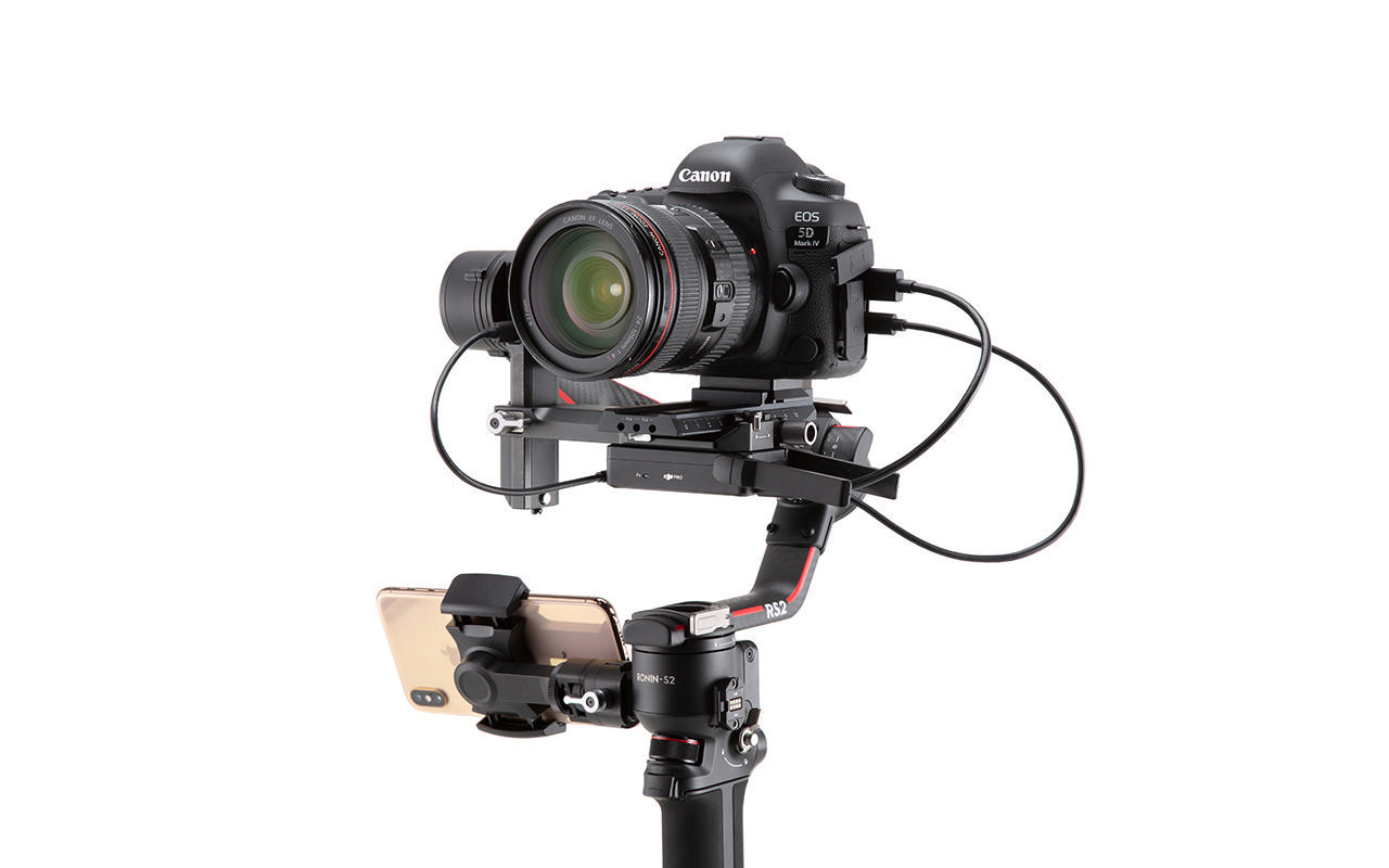 Kamera auf einem Gimbal montiert, mit einem Telefon befestigt, alles auf weißem Hintergrund.