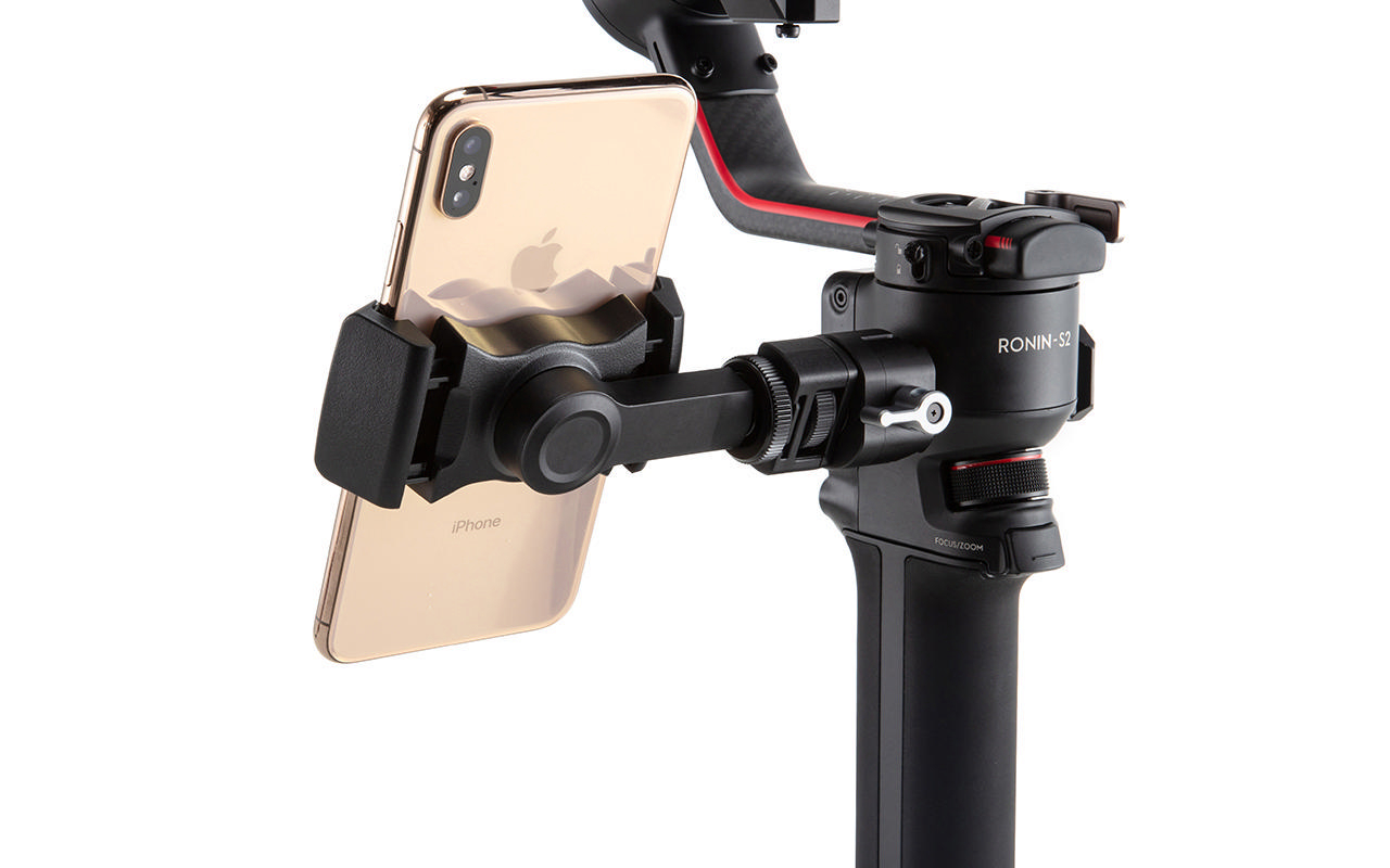Ein Smartphone an einem Kamerastabilisator befestigt. Das Telefon ist goldfarben.