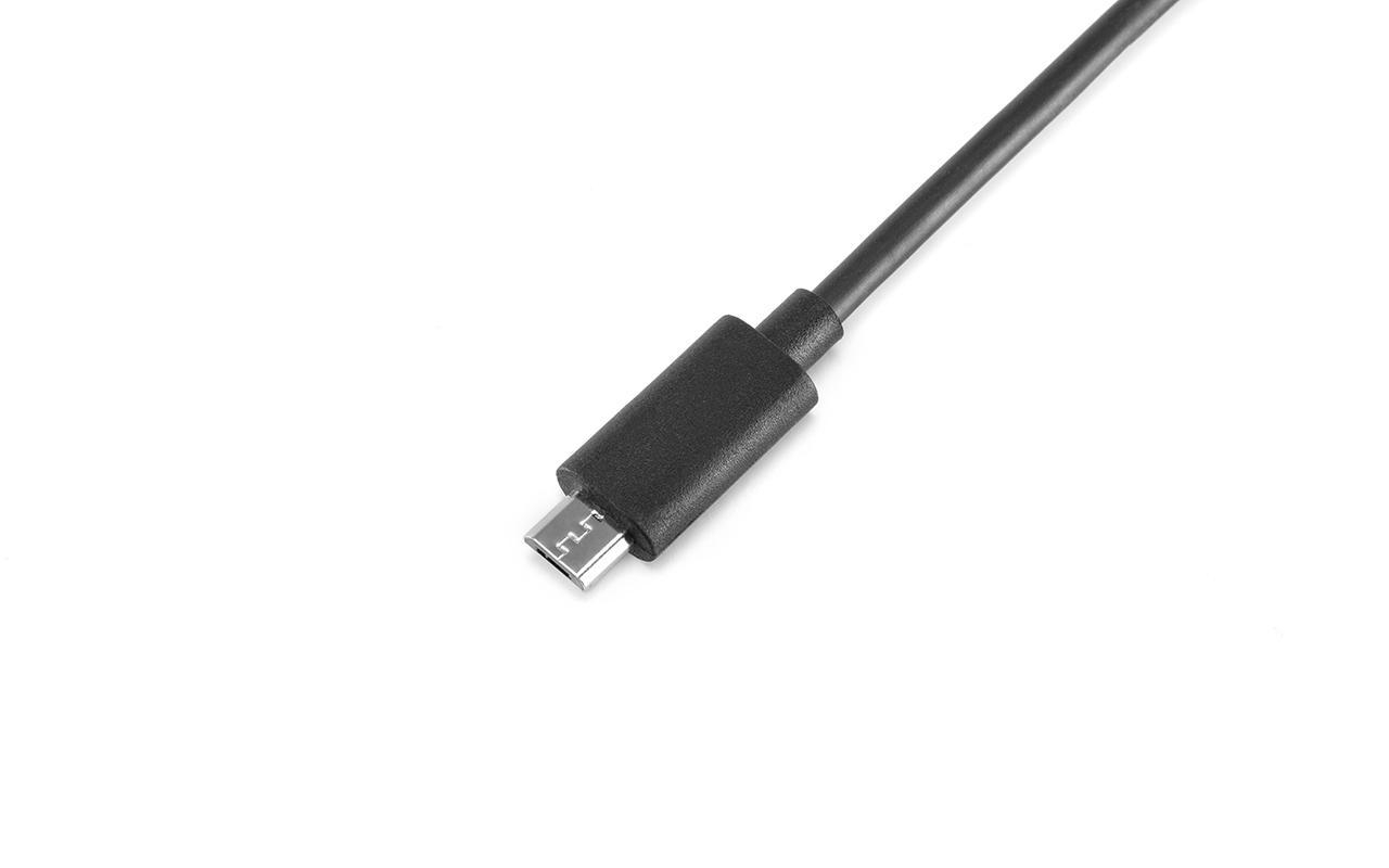 Ein schwarzes Micro-USB-Kabel mit USB-Anschluss, isoliert auf Weiß.