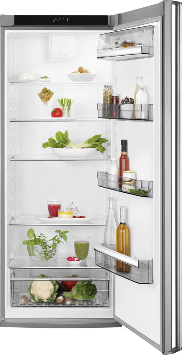 Réfrigérateur ouvert avec étagères. Aliments, y compris légumes, boissons et autres ingrédients.