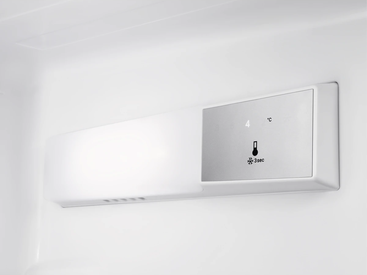 Binnenkant van een witte koelkast. Een bedieningspaneel is zichtbaar met een temperatuurweergave en pictogram.