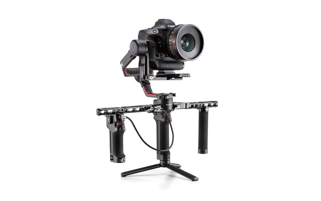 Eine Kamera auf einem schwarzen Gimbal, montiert auf einem Stativ. Der Hintergrund ist weiß.