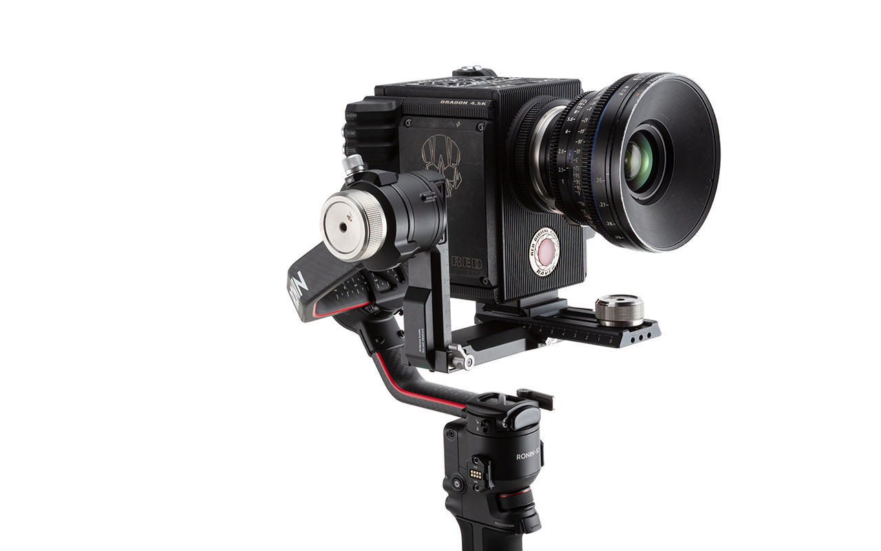Eine schwarze Kamera auf einem Gimbal. Die Kamera hat ein Objektiv und ein Totenkopf-Logo. Der Gimbal befindet sich auf weißem Hintergrund.