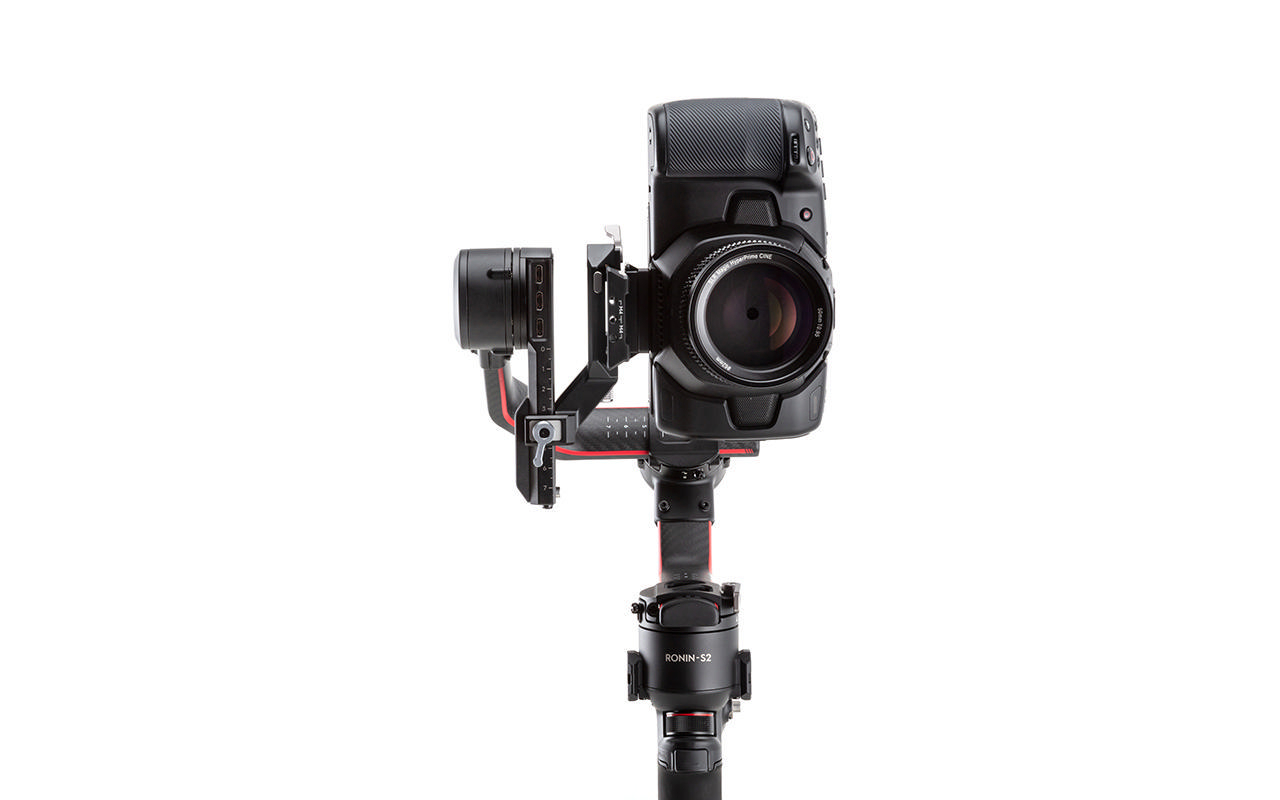 Kamera auf einem Ronin-S2-Stabilisator vor weißem Hintergrund montiert.