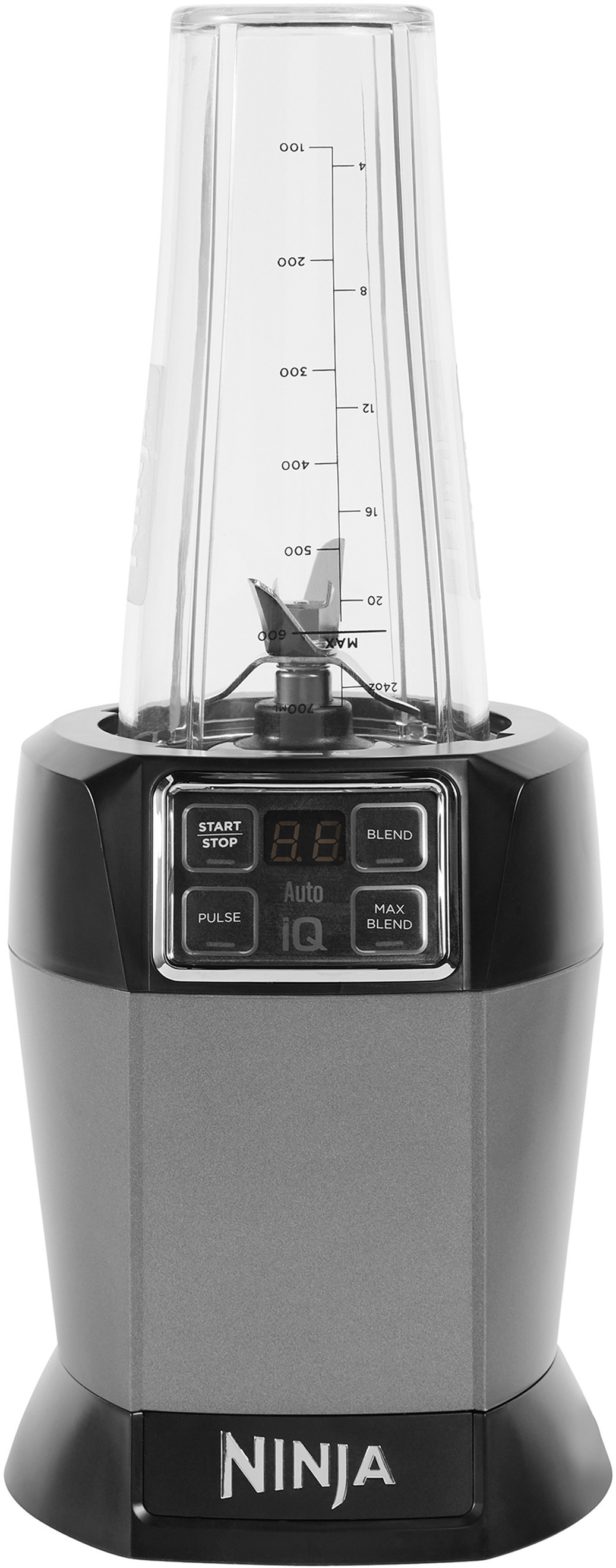 Un blender Ninja gris et noir avec un récipient transparent et des boutons.