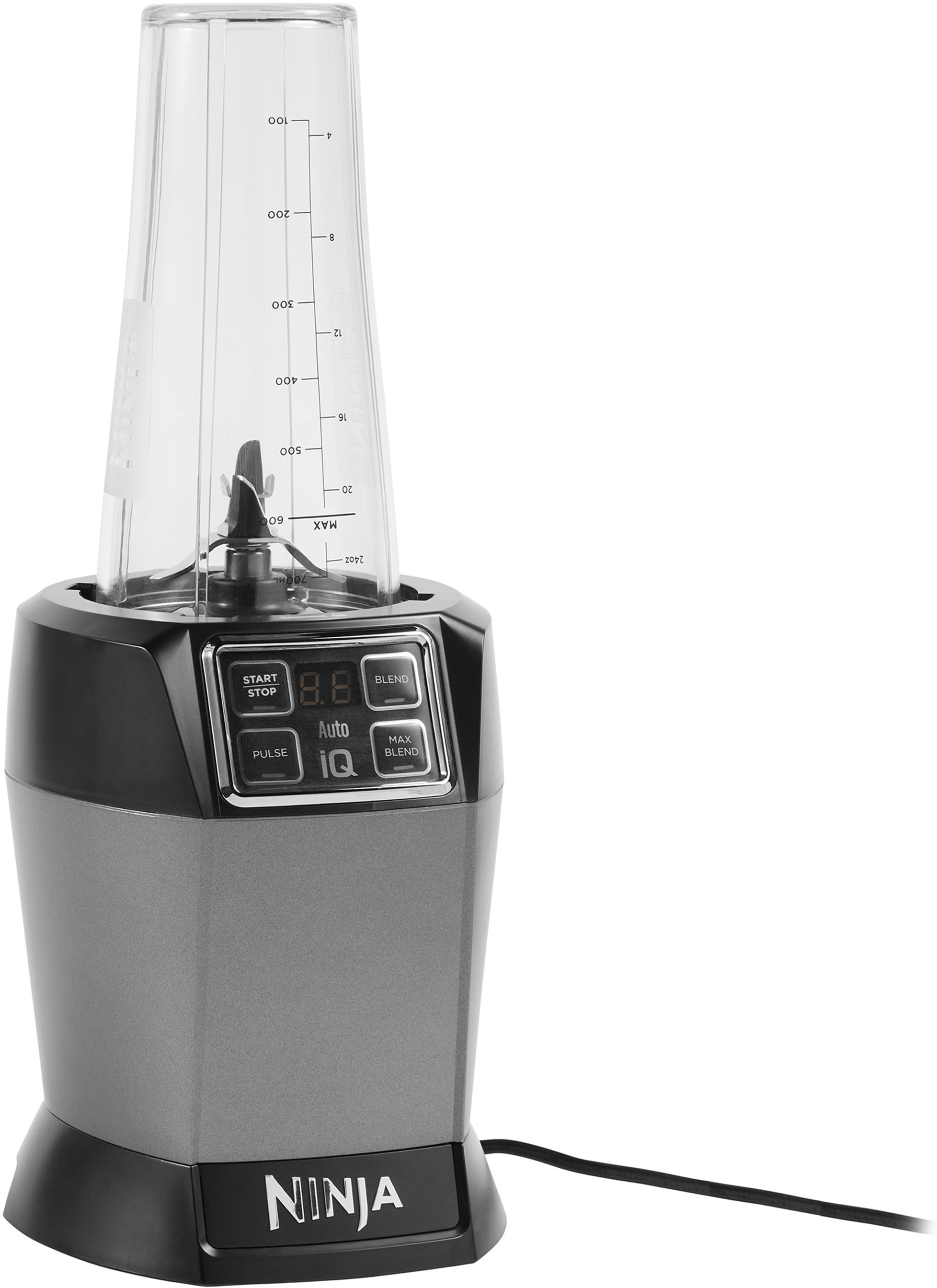 Un blender Ninja gris et noir avec un récipient transparent et des boutons.