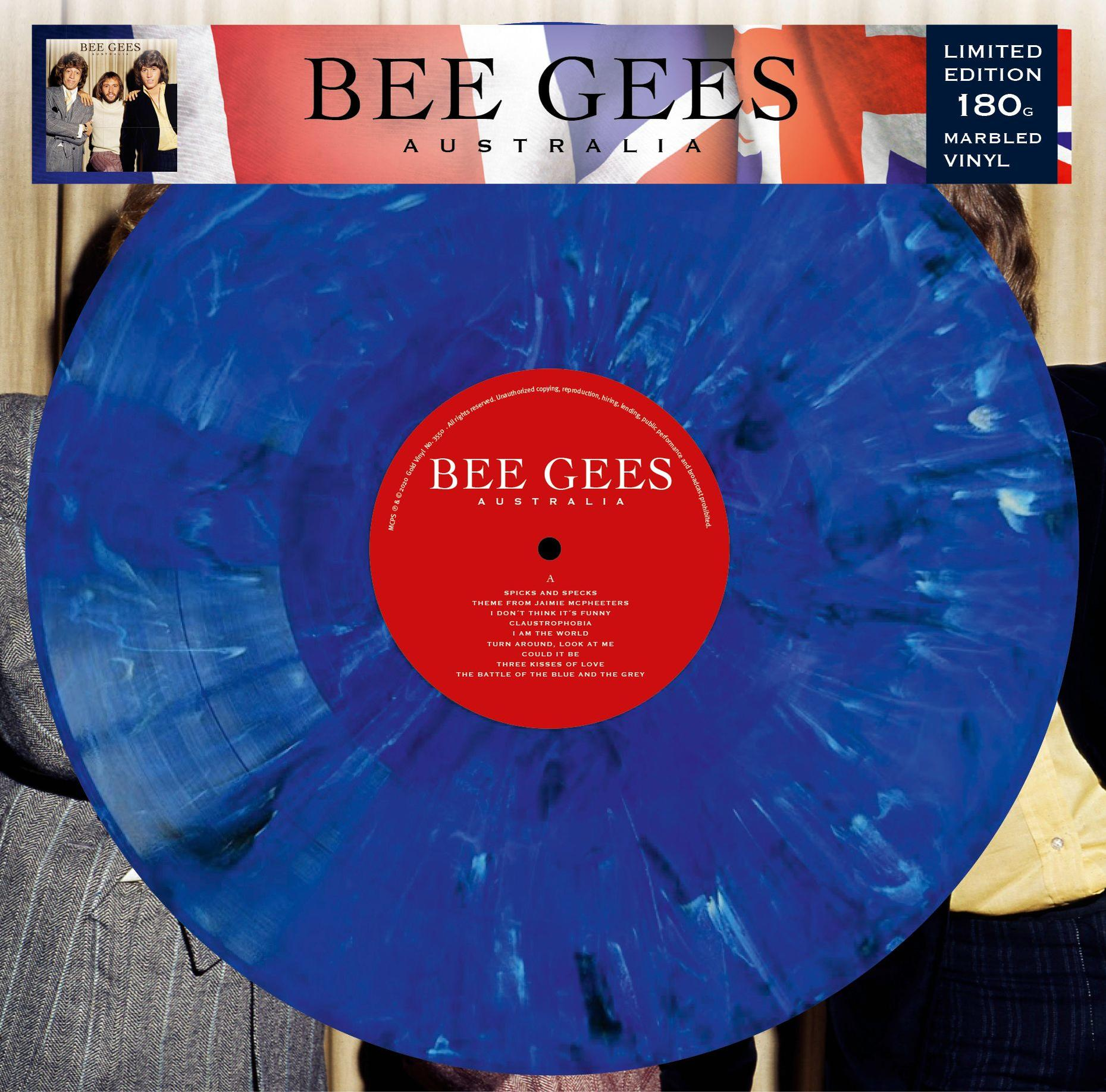 Kék márványos Bee Gees bakelitlemez az együttes és a brit zászló előtt.