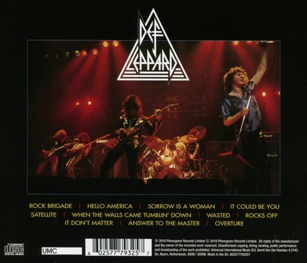 Def Leppard együttes album borítója, élő fotókkal, számlistával és a zenekar logójával.