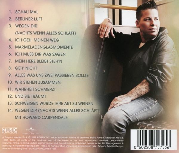 CD-Cover mit einer Person in schwarzer Jacke. Songtitel sind aufgelistet. Hintergrund ist eine helle, verschwommene Umgebung.