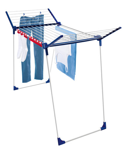 Ein weißer, blauer und roter Wäscheständer mit daran hängender Kleidung.
