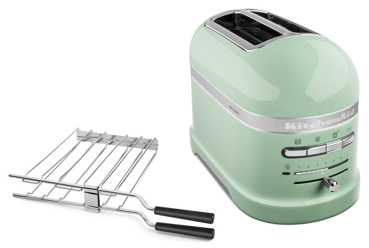 Mintgrüner KitchenAid Toaster mit Toastgestell, auf weißem Hintergrund.