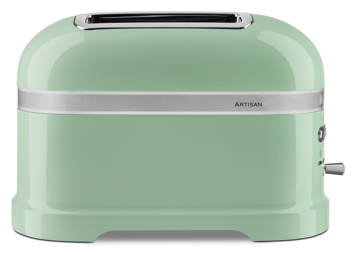 Ein hellgrüner KitchenAid Artisan Toaster vor weißem Hintergrund, von vorne gesehen.