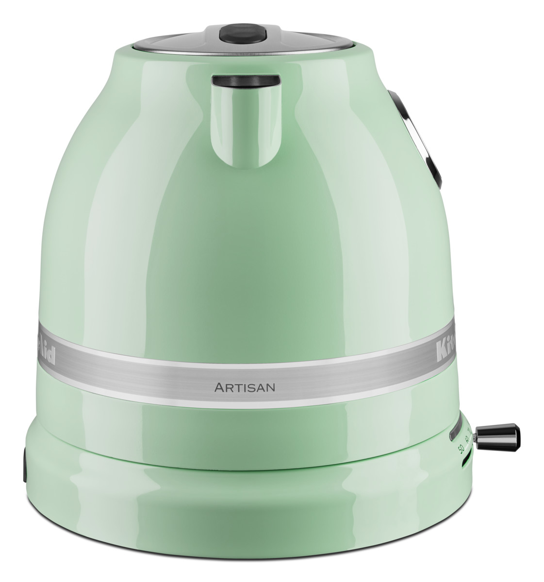 Ein mintgrüner elektrischer Wasserkocher von KitchenAid auf weißem Hintergrund. Er hat ein Chromband.