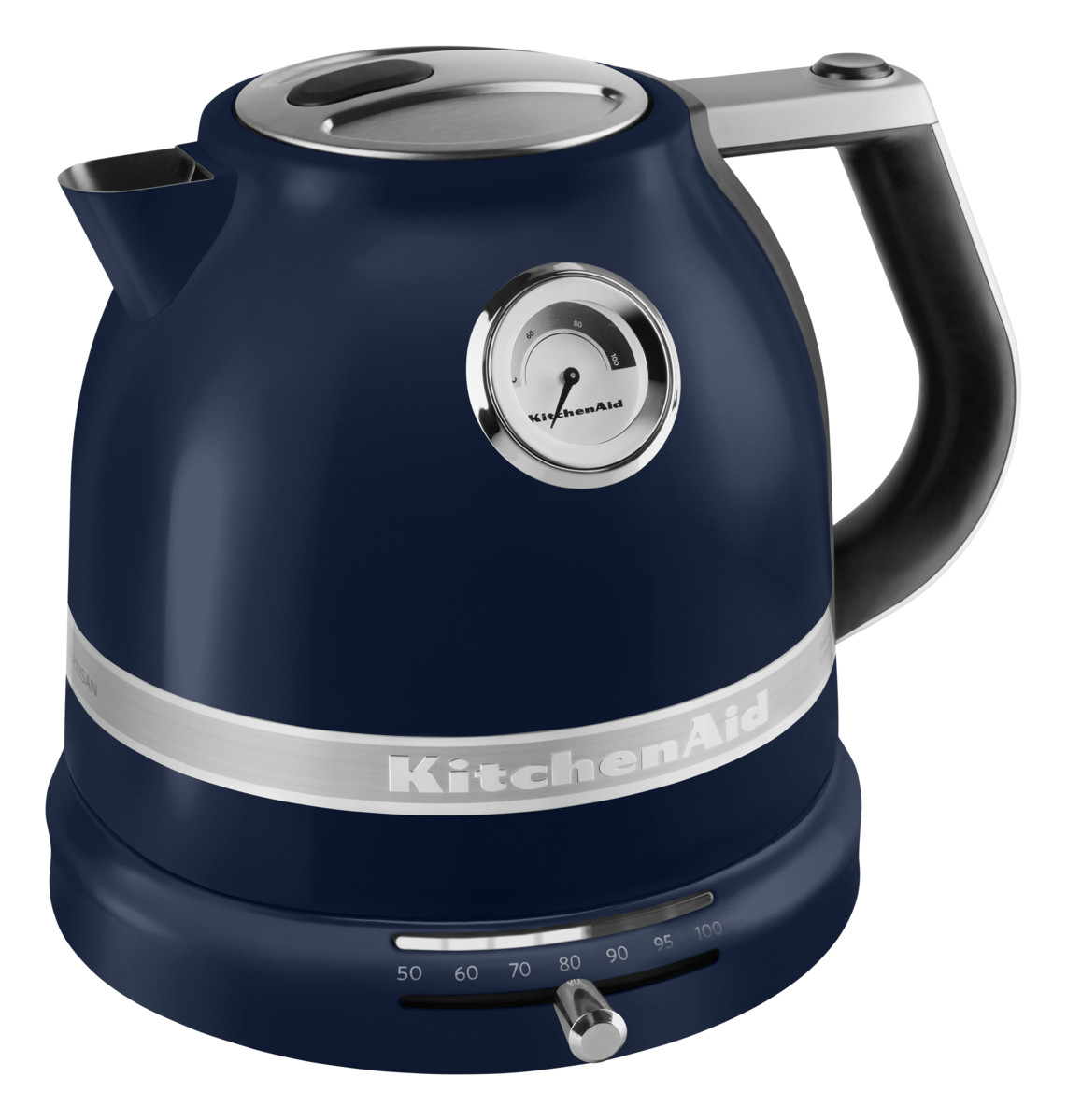 Ein marineblauer KitchenAid-Wasserkocher. Er hat ein silbernes Band und ein Thermometer. Weißer Hintergrund.