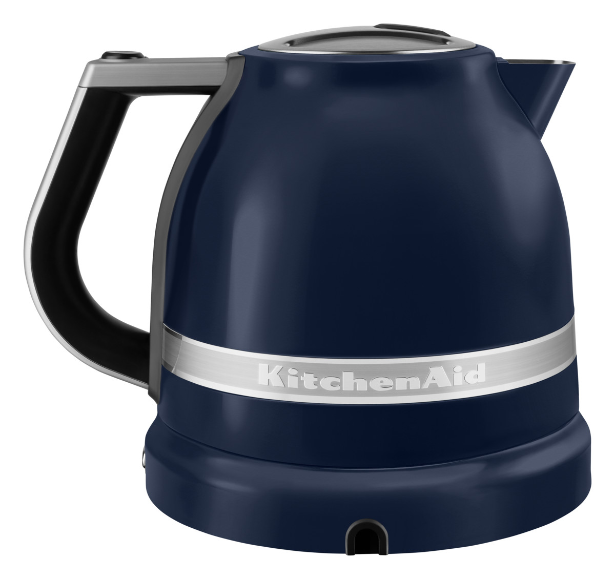 Ein marineblauer KitchenAid-Wasserkocher mit silbernem Band und Griff. Weißer Hintergrund.