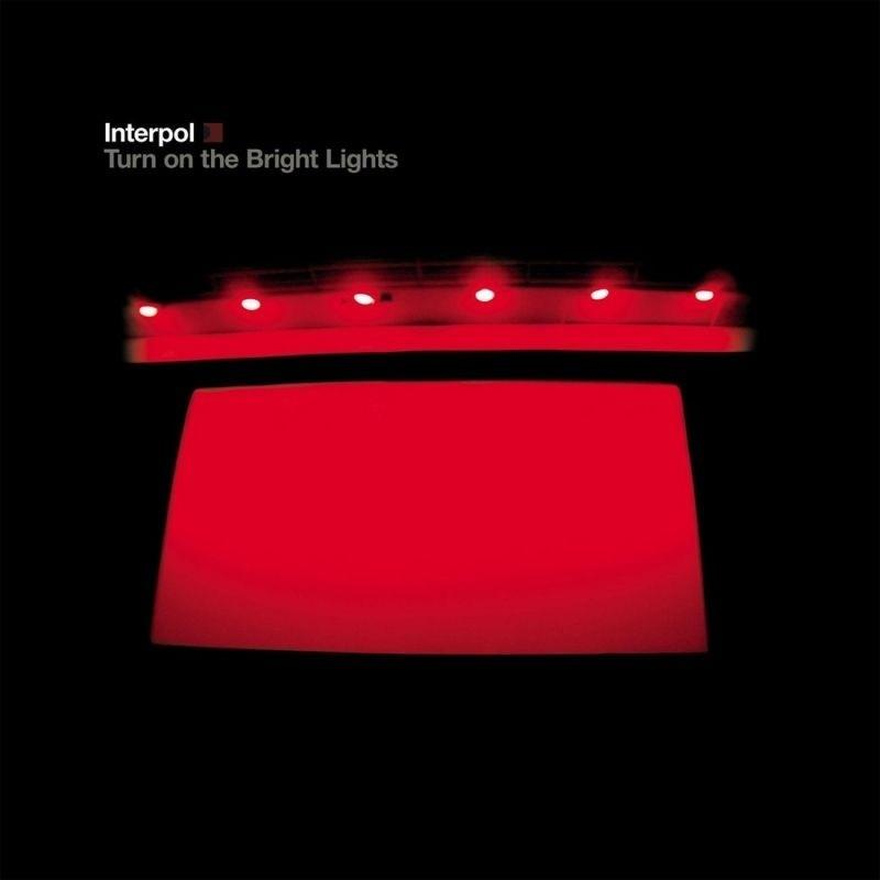 Een rood licht, een rode rechthoek en een zwarte achtergrond. De woorden 'Interpol' zijn zichtbaar.
