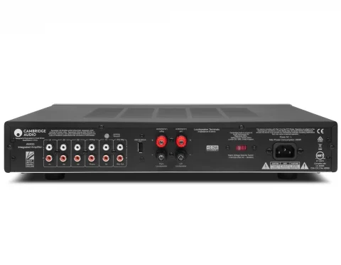 Die Rückseite eines schwarzen Cambridge Audio Verstärkers. Er hat mehrere Ein- und Ausgangsanschlüsse.