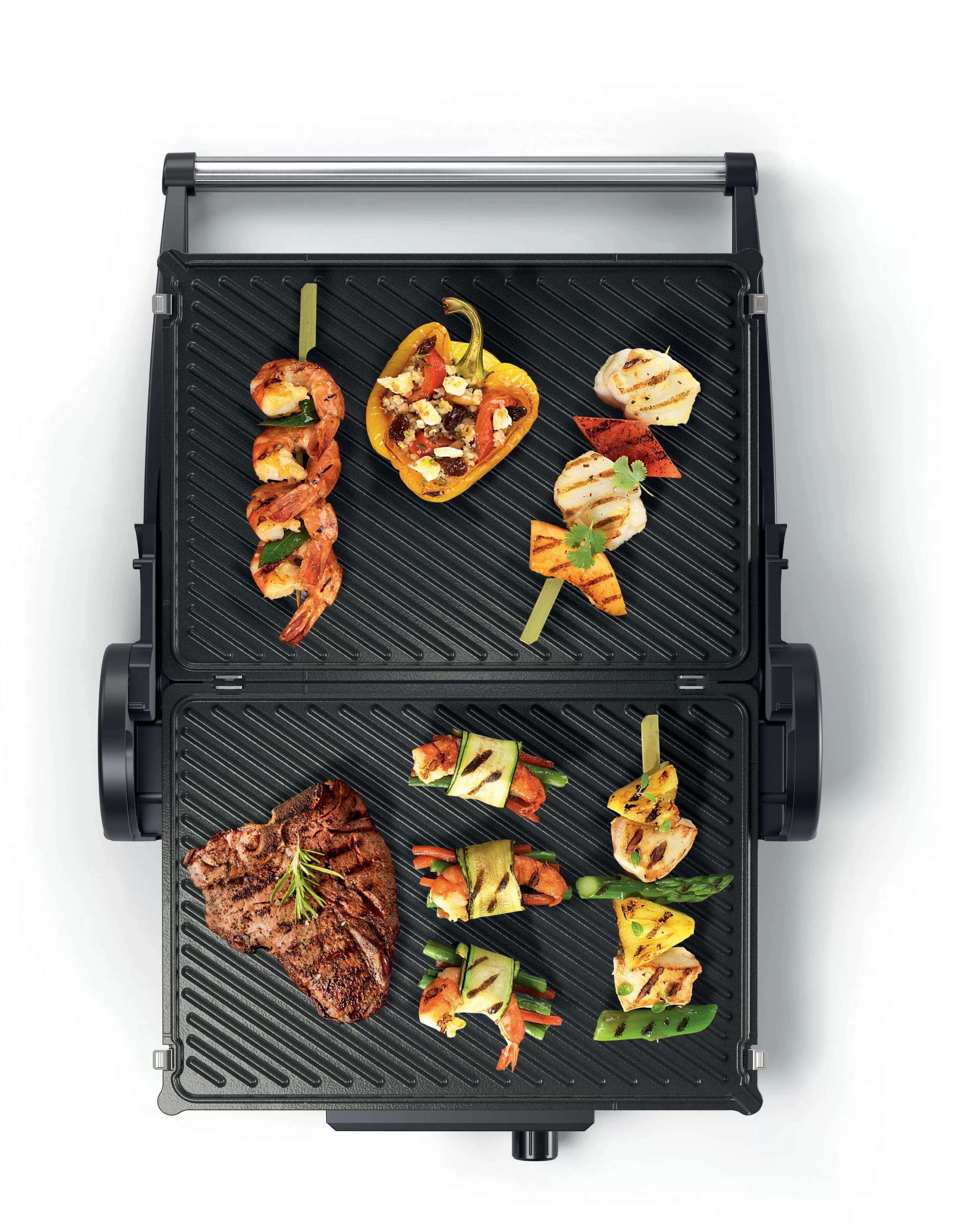 Grill, különféle grillezett ételekkel, garnélával, zöldségekkel és steakkal.