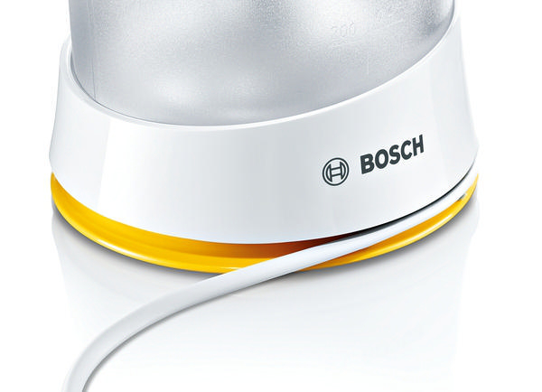 Ein weißer und gelber Sockel eines Wasserkochers. Ein weißes Kabel ist sichtbar.