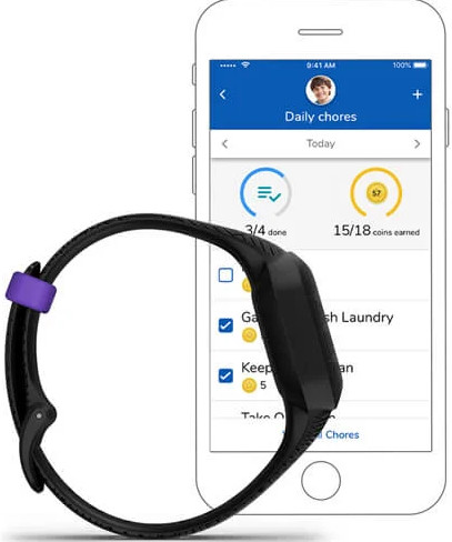 Zwarte fitnesstracker en smartphone met dagelijkse taken en muntbeloningen.