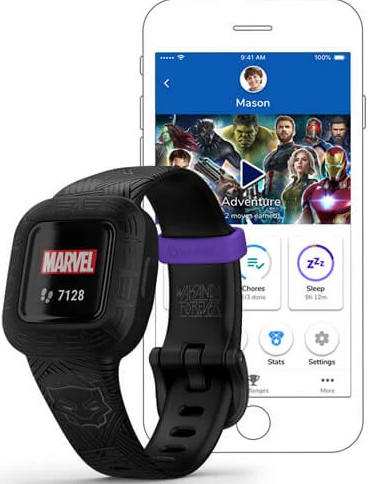 Een Marvel-thema smartwatch en een telefoon met een app met het profiel van een kind.