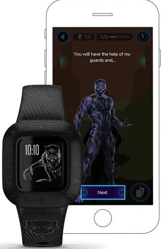 Zwarte smartwatch en mobiele telefoon, met Black Panther, spelinterface weergegeven.