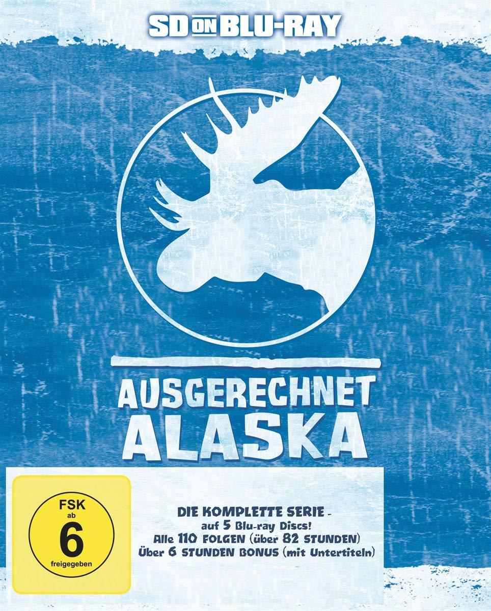 Blu-ray-Cover mit einem Elch in einem Kreis. Blauer Hintergrund mit weißer Schrift. 'Ausgerechnet Alaska'.
