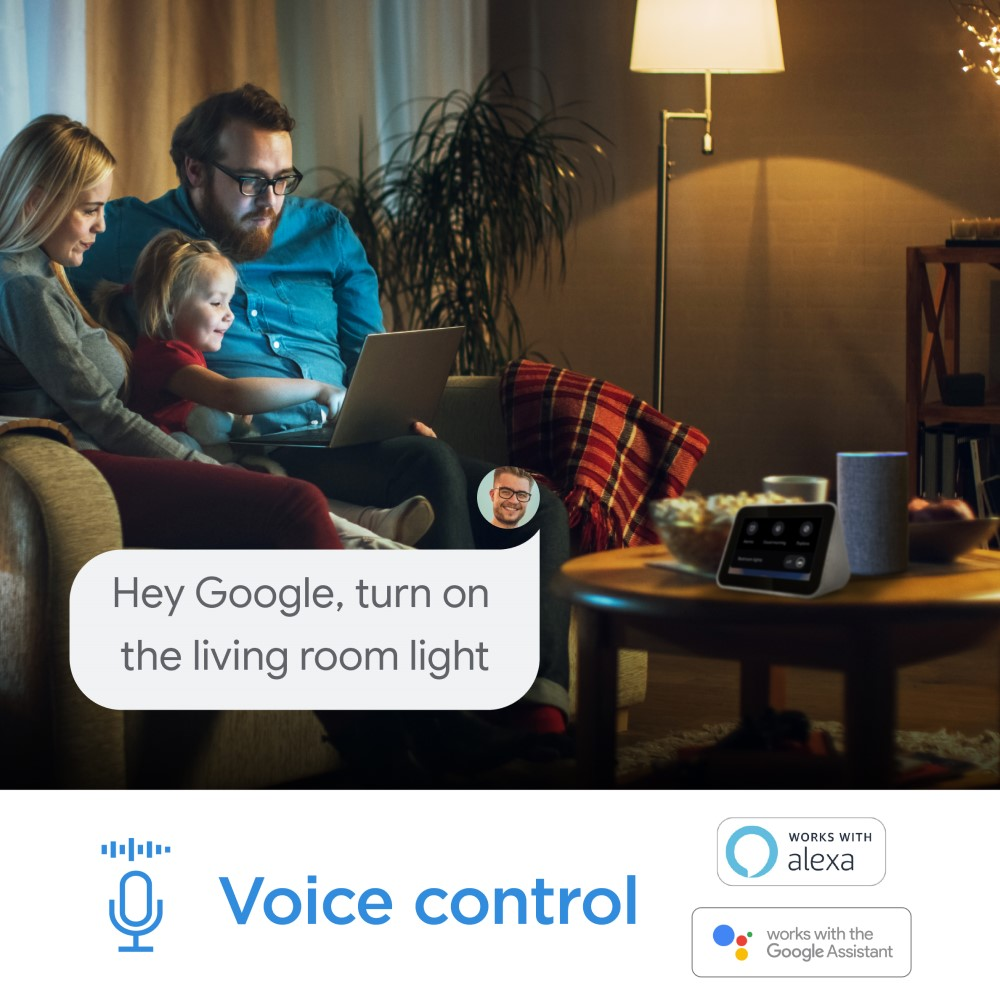 Familia en sala de estar con dispositivo de hogar inteligente. Se muestra texto de control por voz.