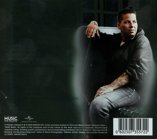 CD-Cover mit sitzender Frau in dunkler Jacke. Text im Hintergrund, Songtitel.