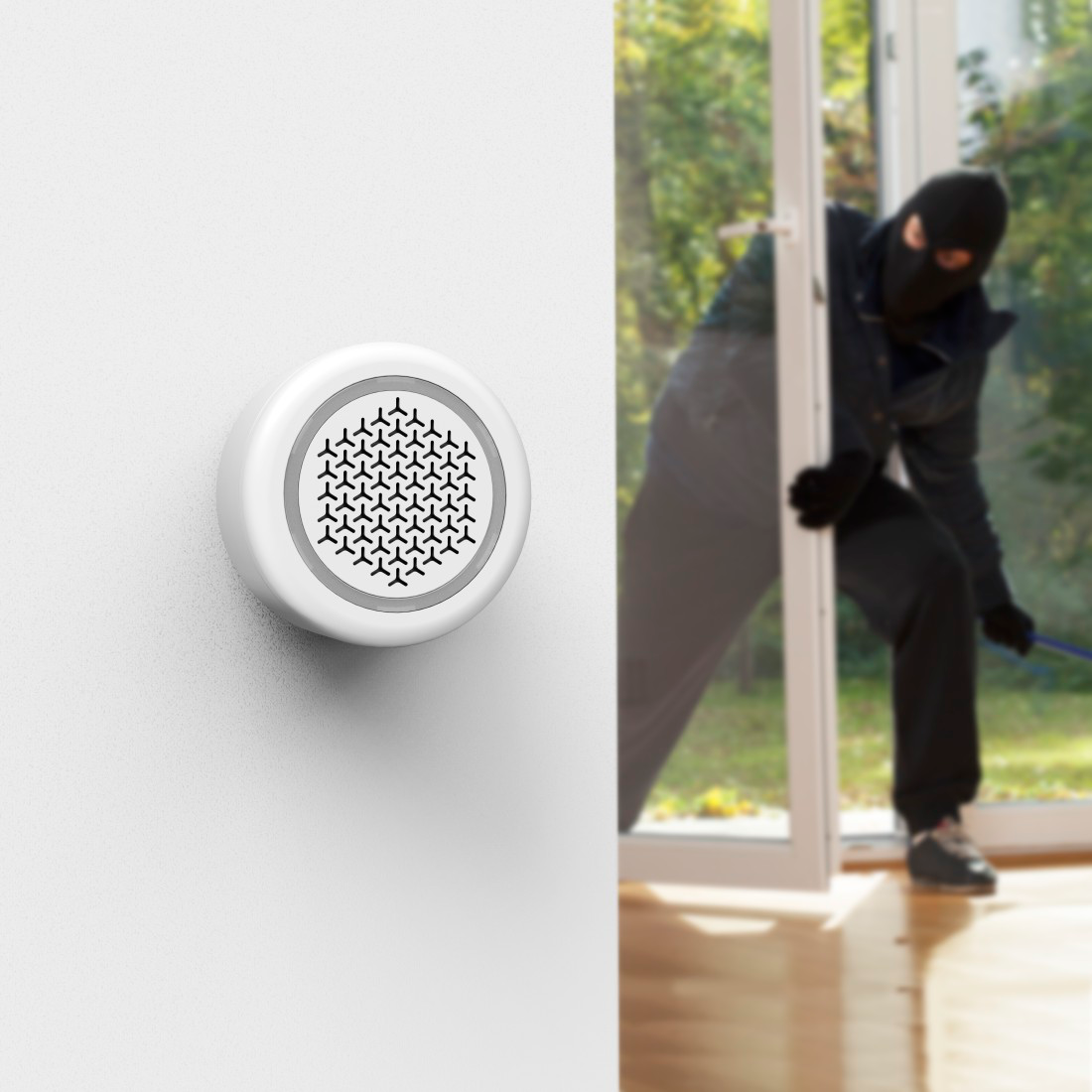 Dispositif de sécurité blanc sur un mur, avec un cambrioleur à la porte.