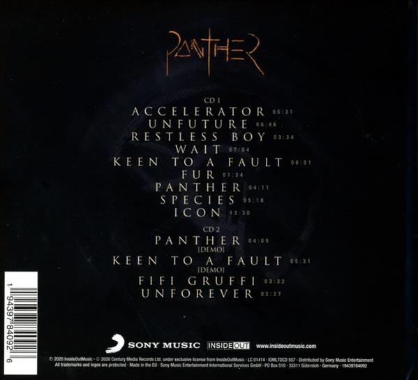 Die Rückseite einer CD-Hülle mit Titelliste. Die CD-Hülle ist dunkel mit weißem Text.