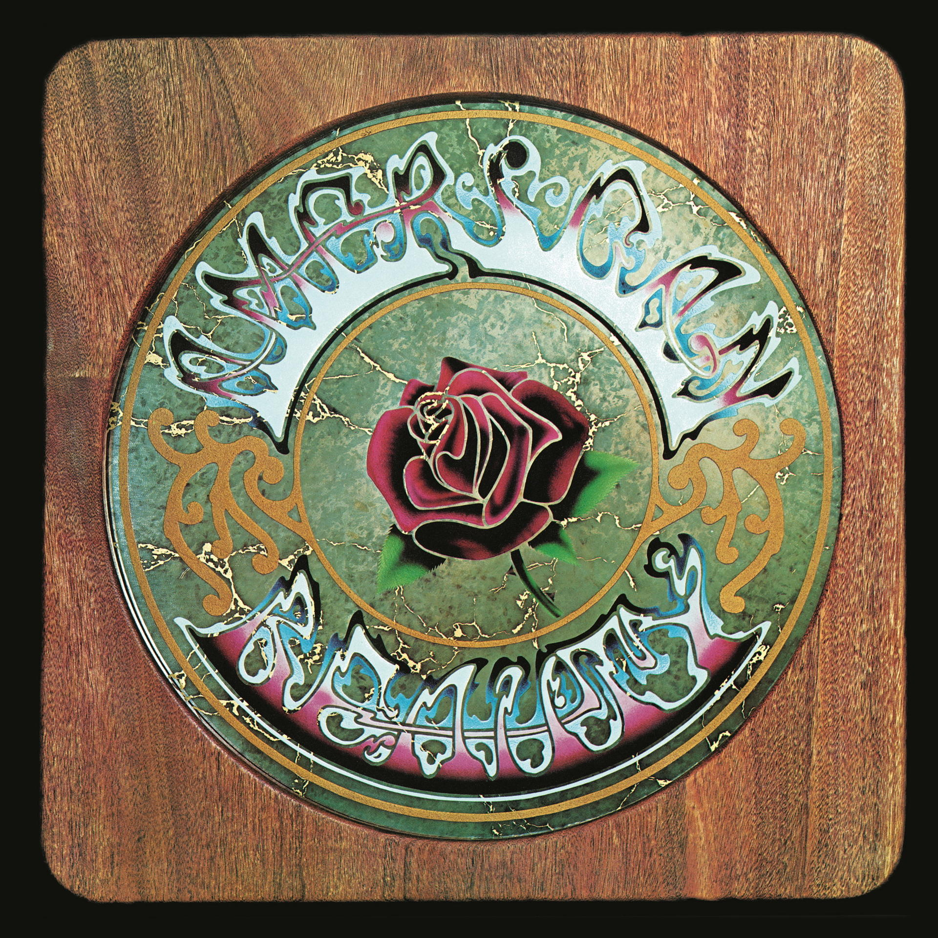 Albumhoes met roos in cirkel op hout. De woorden 'Grateful Dead' in cirkel.