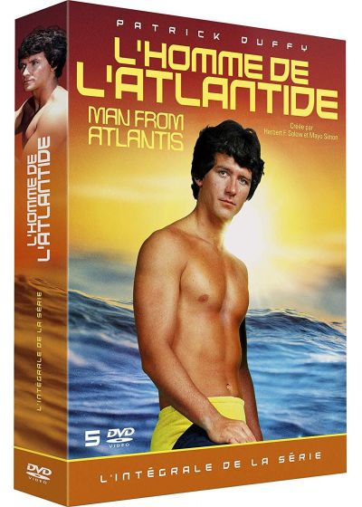 Couverture DVD pour 'L'Homme de l'Atlantide'. Un homme aux cheveux mouillés et short jaune est sur la couverture. Fond de coucher de soleil.