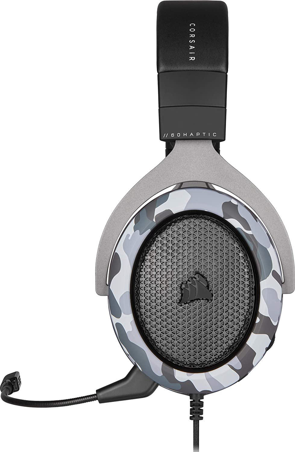 Ein Corsair Gaming-Headset mit Camouflage-Design auf den Ohrmuscheln. Das Mikrofon ist angebracht. Weißer Hintergrund.