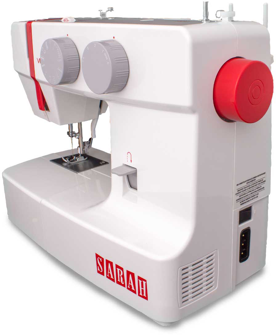 Weiße Nähmaschine mit roten Akzenten und dem Wort SARAH. Graue Knöpfe und ein rotes Handrad.