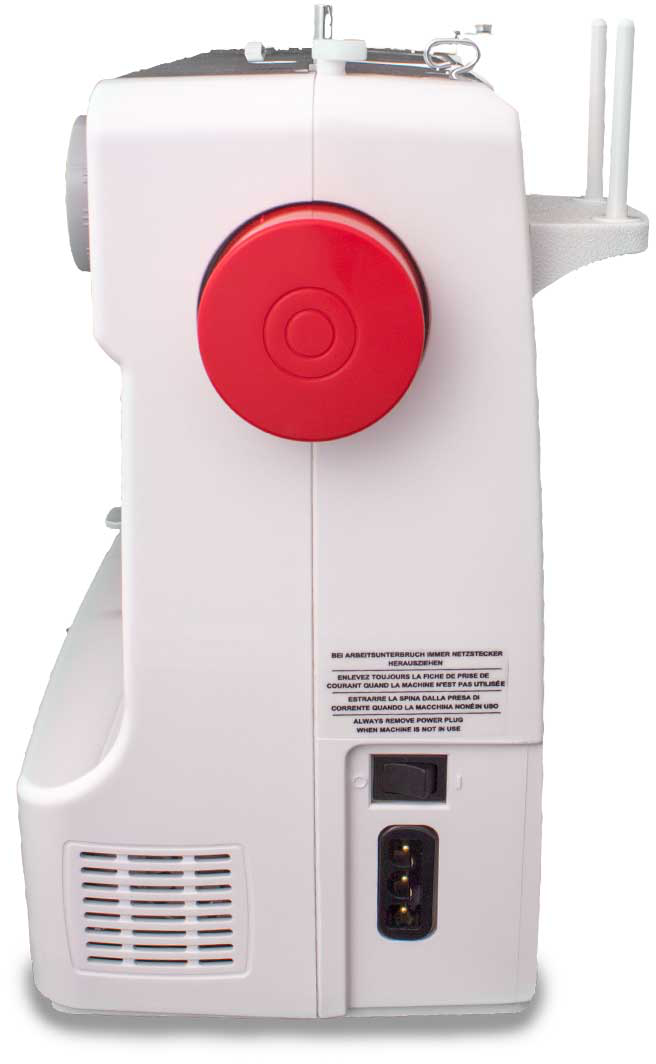 Weiße Nähmaschine, rotes Zifferblatt. Seitenansicht. Netzkabel und Schalter sichtbar. Text in mehreren Sprachen.